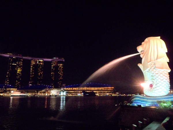 The Merlion and Marina Bay Sands hotel in Singapore, lit up at night
