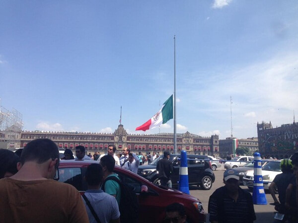 earthquakes in mexico city zocalo flag