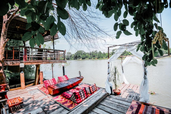 The Antique Riverside Resort riverfront
