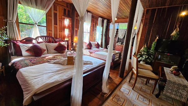 The Antique Riverside Resort room