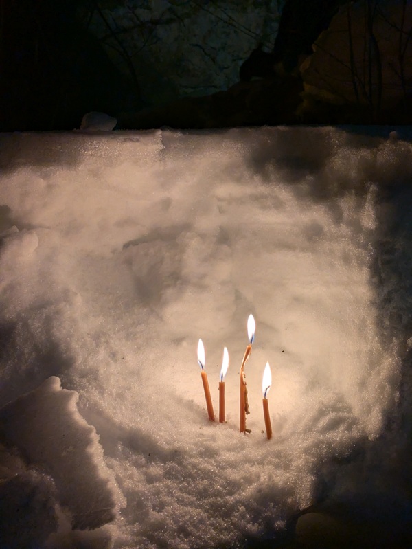candles in the snow at lamproba festival