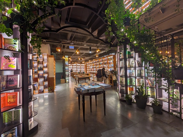 minoa pera bookstore